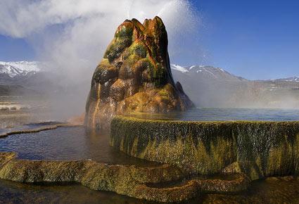 نبع Fly Geyser  عجيبة طبيعية إستثنائية